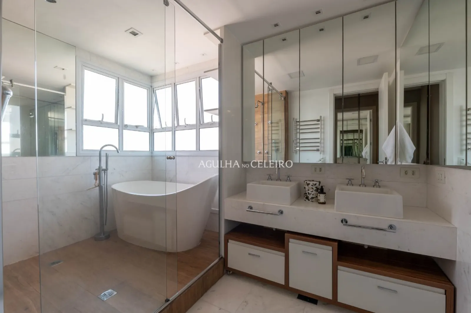 Banheiro da suíte com acabamentos premium, iluminação natural e design contemporâneo.
