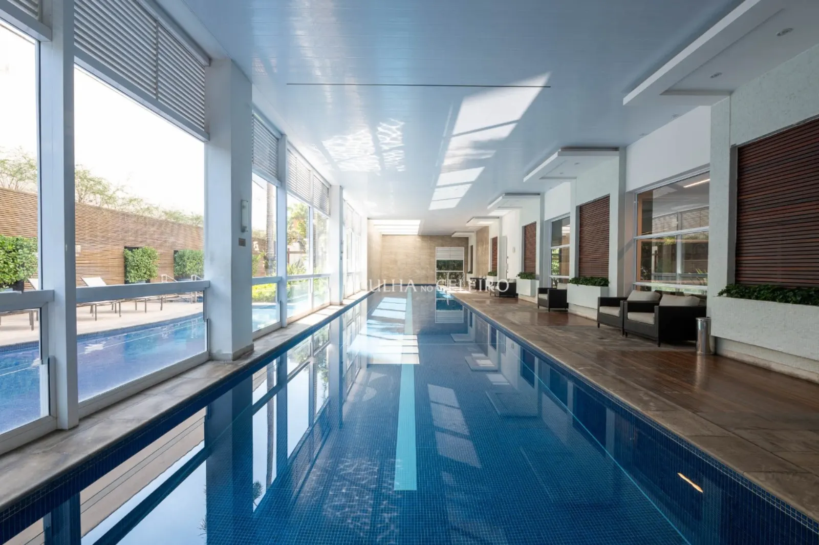 Piscina coberta com raia no Edifício Eclat, Baixo Pinheiros.