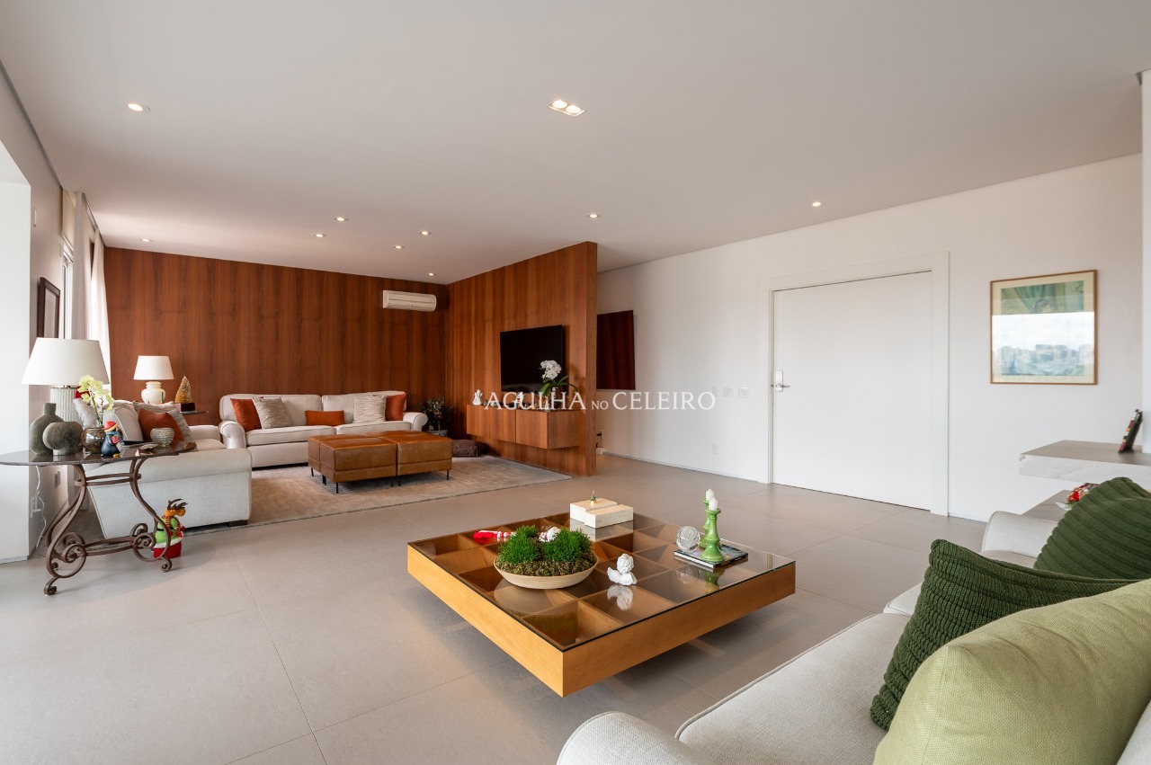 Sala de estar integrada com painel de madeira