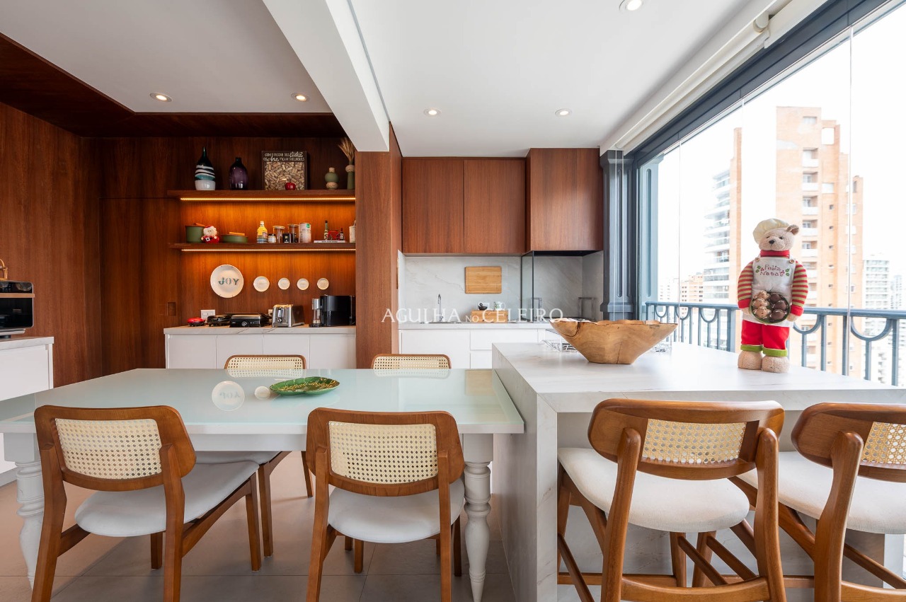 Área gourmet com mesa de jantar e bancada de pedra