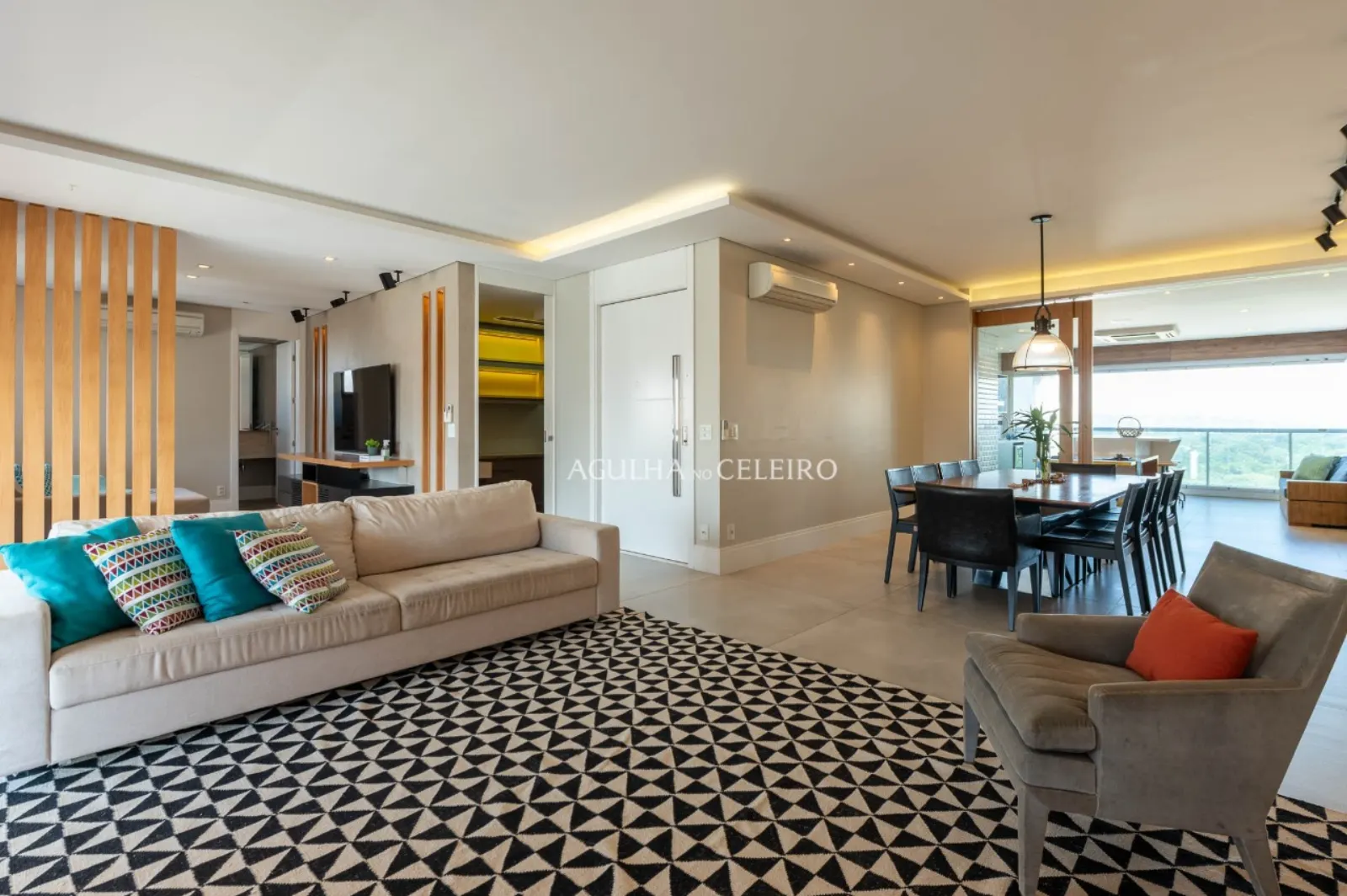 Living amplo e integrado com sala de jantar do apartamento no Eclat.